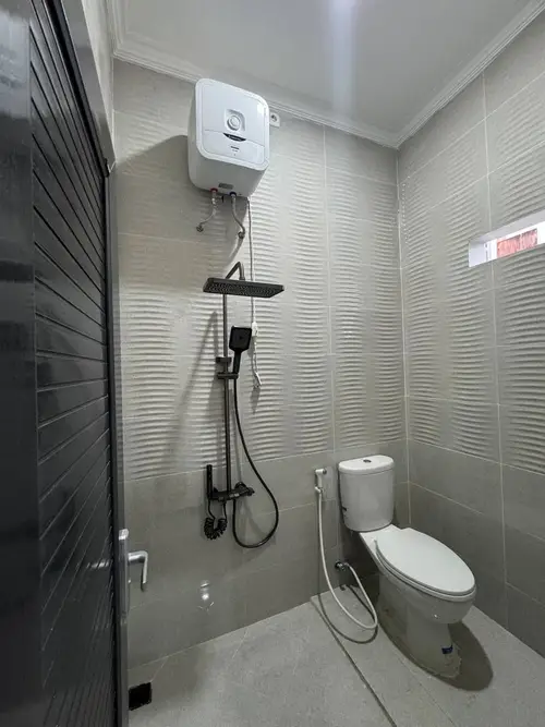Kamar Mandi Utama (Free Water Heater)