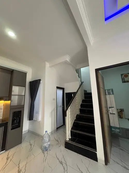 Ruang Dapur dan Tangga (Furnished Unit)